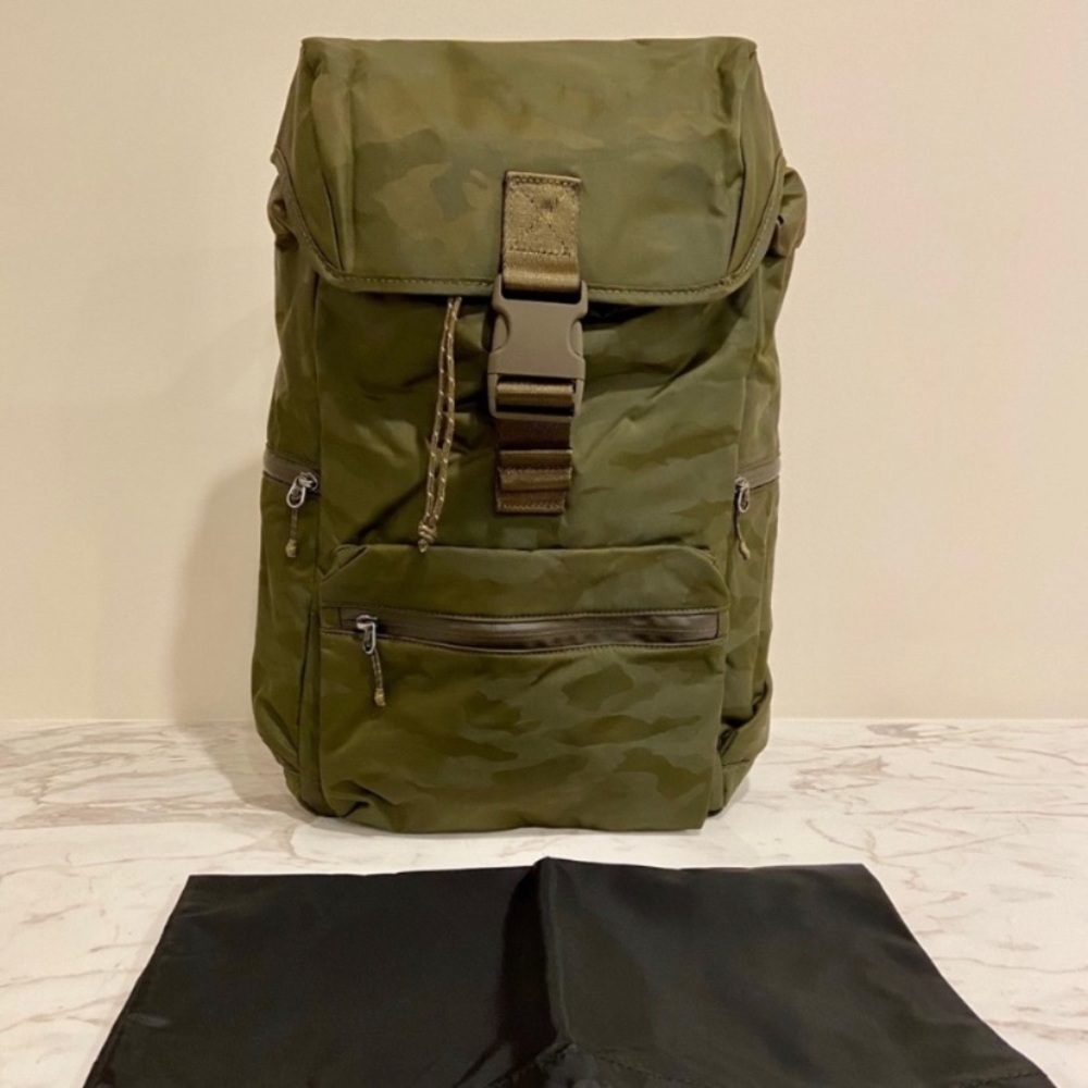 NWT Rare Minimalist Athletic Athleisure Athleta camo Venture Utility Backpack - Picture 5 of 17